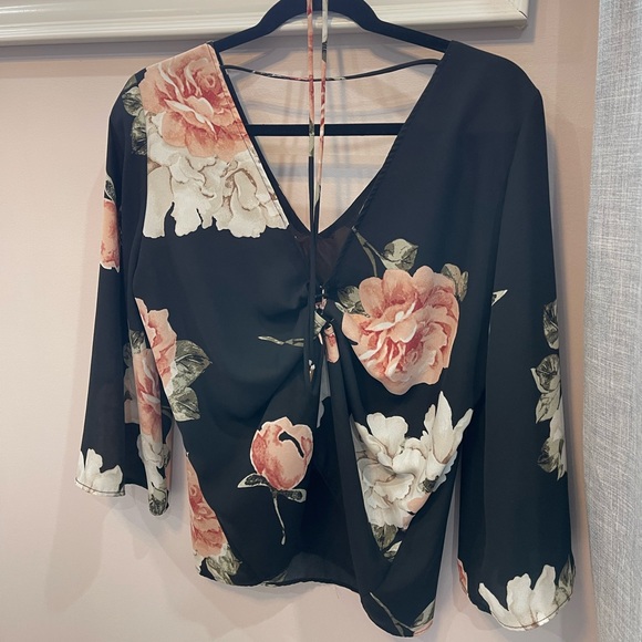 Dynamite Floral Blouse - Picture 2 of 2